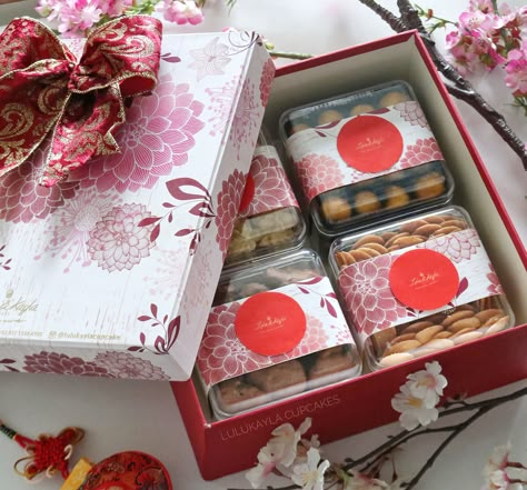 Cny Cookies Packaging, Cny Hampers Packaging Design, Cny Design, Cny Hampers, Christmas Food Photography, Diwali Hampers, Valentine Shoot, Hampers Idea, Kue Macaroon