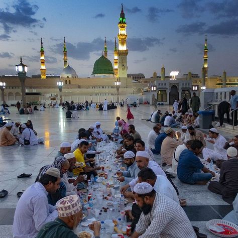 𝐑𝐚𝐦𝐚𝐝𝐚𝐧 𝐢𝐬 𝐨𝐧𝐜𝐞 𝐚𝐠𝐚𝐢𝐧 𝐮𝐩𝐨𝐧 us as it lets us know about the time of piety and absolution. It teaches us to stay united at the time of Iftar and break our fasts to please Allah Almighty. It also keeps us away from all bad habits that are forbidden in Islam. Hajj Video, Mecca Images, Medina Mosque, Ramadan Background, Islamic Wallpaper Hd, Mecca Islam, Online Quran, Muslim Pictures, Beautiful Mosques