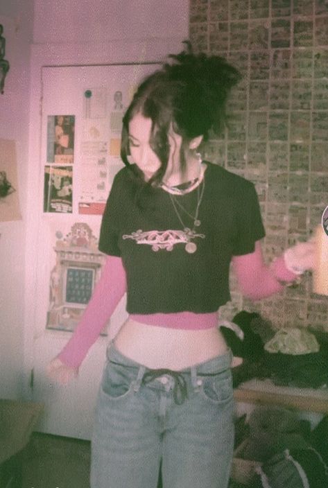 2000s grunge aesthetic credit: london!!! 2000s Grunge Aesthetic, Punk Aesthetic Outfit, Pop Punk Aesthetic, 00s Aesthetic, Goth Gifts, 2000s Punk, Grunge Fits, Pink Grunge, Look Grunge