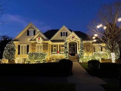 Houses During Christmas Outside, Christmas Lights Aesthetic House, House During Christmas, Big House Christmas Decor, Rich Christmas Decor, Christmas Mansion Exterior, Christmas Aesthetic House, Christmas House Outside, Christmas House Decorations Outdoor