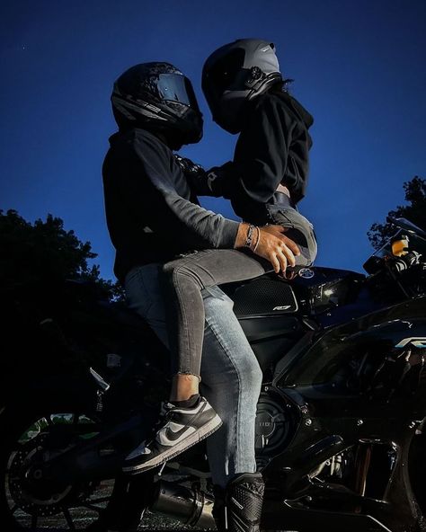 Biker Couple Pics, Couple On Motorcycle Aesthetic, Motorcycle Couple Photography, Motorcycle Boyfriend, Couple Moto, Motorcycle Couples, Motorcycle Couple Pictures, Biker Couples, Motorcycle Photo Shoot