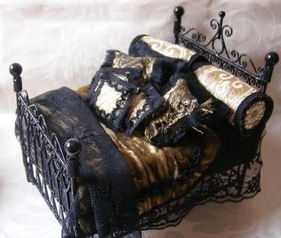 Witch Dollhouse, Haunted Doll House, Halloween Dollhouse, Dollhouse Halloween, Gothic Dollhouse, Haunted Doll, Haunted Dollhouse, Doll House Ideas, Halloween Miniatures