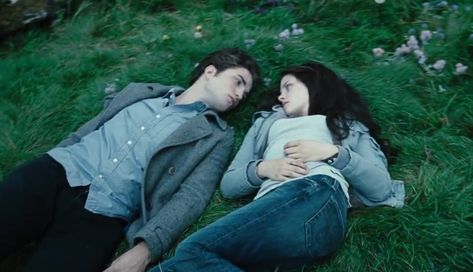 A recent auction proved that "Twilight" memorabilia is still worth a *lot* of money Twilight Videos, Twilight Film, Edward Bella, Twilight Fans, Twilight Movie, Edward Cullen, The Twilight Saga, Twilight Saga, Coven