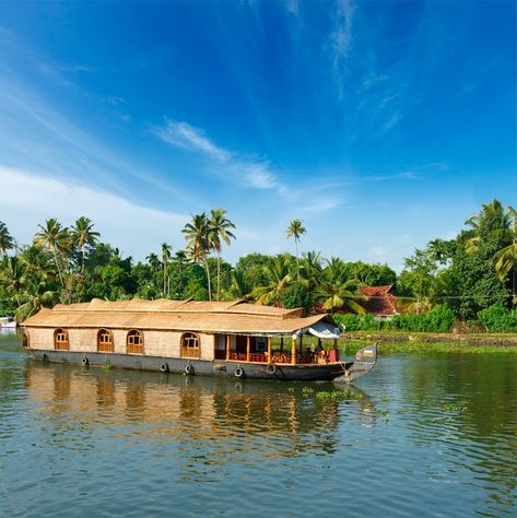 Houseboat on kerala backwaters, india | Premium Photo #Freepik #photo #tree #travel #water #house Oahu Things To Do, Luxury Houseboats, South India Tour, Kerala Backwaters, Traditional Boats, Kerala Tourism, Western Ghats, India Tour, Safari Tour