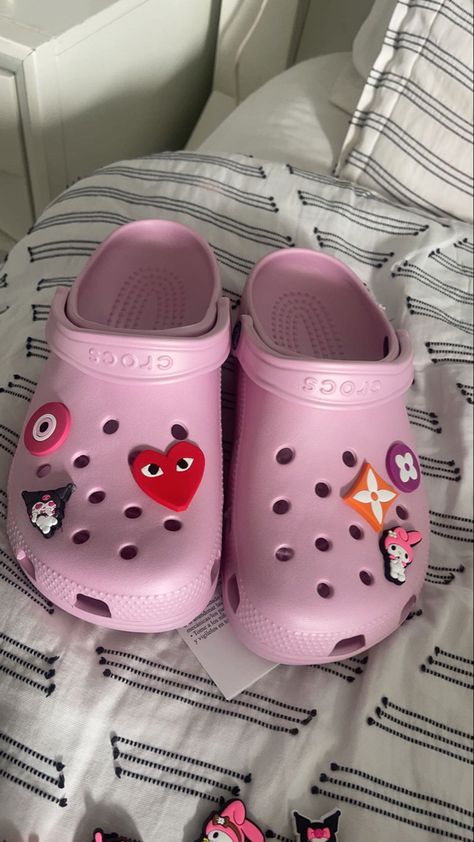 pink crocs Pink Crocs With Jibbitz, Baby Pink Crocs, Pink Crocs Outfit, Light Pink Crocs, Crocs With Jibbitz, Crocs Aesthetic, Crocs Outfit, Christmas Lists, Pink Crocs