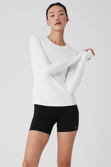 Discover these winter fitness essentials that will quickly become your favorites, as they ensure both comfort and style flair during your winter workouts. Lounge Looks, Fitness Trends, The Feels, Back Women, Alo Yoga, Sweaters Knitwear, Stay Cozy, Yoga Clothes, White Long Sleeve