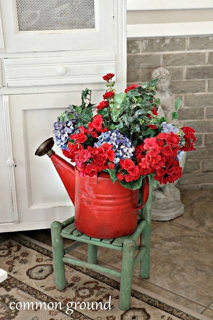 Patriotic Garden Ideas, Patriotic Garden, Outdoor Summer Decor, Summer Yard Decor, Watering Cans, Vintage Patio Ideas, Patriotic Decor, Front Door Flower Pot Ideas, Summer Decorations