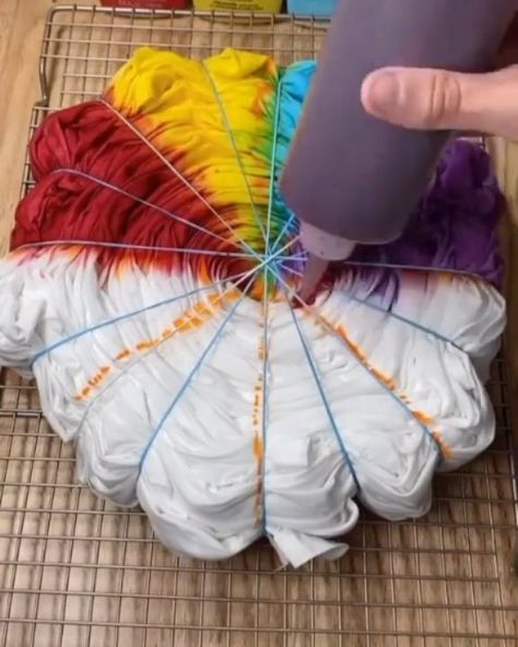 Creative Morph on Instagram: “Making a tie dye bed sheet 🎨 Swipe left for result 🔥 Artist: @mas_jones ⭐ ______________________  DOWNLOAD GAME 👇 Link in bio:…” How To Tie Dye Bed Sheets, Tye Dye Bed Sheets, Diy Tie Dye Sheets, Easy Diy Tie Dye, Tie Dye Sheets, Diy Tie Dye Techniques, Tie Dye Bedding, Make A Tie, Rainbow Connection