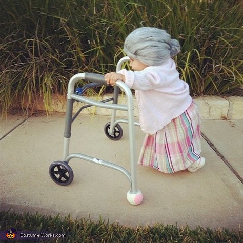 Old Lady Halloween, Granny Costume, Funny Baby Costumes, Old Lady Costume, Twin Halloween, Halloween Infantil, Twin Halloween Costumes, Baby Kostüm, Doll Halloween Costume