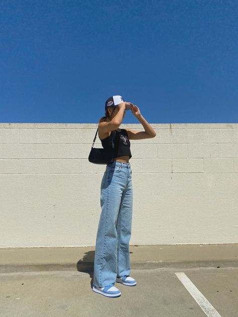 Aesthetic Poses Photo Ideas Women, Photo With Cap Ideas, Pose With Cap For Women, Airjordan1 Outfit Women, Poses With Caps Women, Cap Poses Women, Street Photo Ideas Instagram, J1 Outfit Women, Jeans Poses For Women