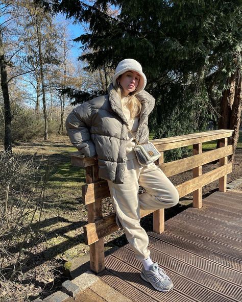 Sonia Lyson on Instagram: “March 2021 - still wearing sweats, still going for daily walks 🥲🥴😅” Bucket Hat Outfit Winter Street Styles, White Bucket Hat Outfit Winter, Winter Bucket Hat Outfit, Bucket Hat Winter Outfit, Fuzzy Bucket Hat Outfit, White Bucket Hat Outfit, Bucket Hat Outfit Winter, Outfit With Bucket Hat, Winter 2022 Outfits