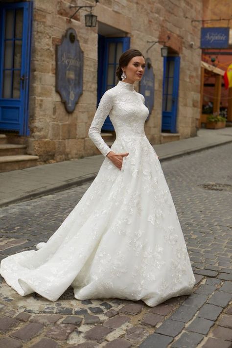 Solomia Bridal Monique wedding dress in Dubai Christian Bridal Gown, Christian Wedding Dress, Elegant Long Sleeve Wedding Dresses, Christian Wedding Gowns, Winter Wedding Gowns, Big Wedding Dresses, Bride Dress Simple, Modest Wedding Gowns, Sleeved Wedding