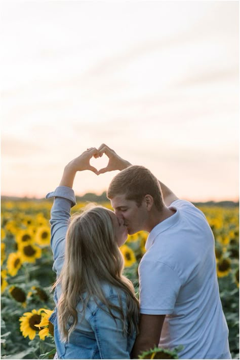 Sunflower Field Photoshoot Outfits Couple, Engagement Photos With Sunflowers, Couples Photo Shoot In Sunflower, Sunflower Photography Couples, Sunflower Patch Photoshoot Couple, Sunflower Patch Engagement Pictures, Sunflower Poses Picture Ideas Couples, Sunflower Field Engagement Photoshoot, Sunflower Photoshoot Ideas Family