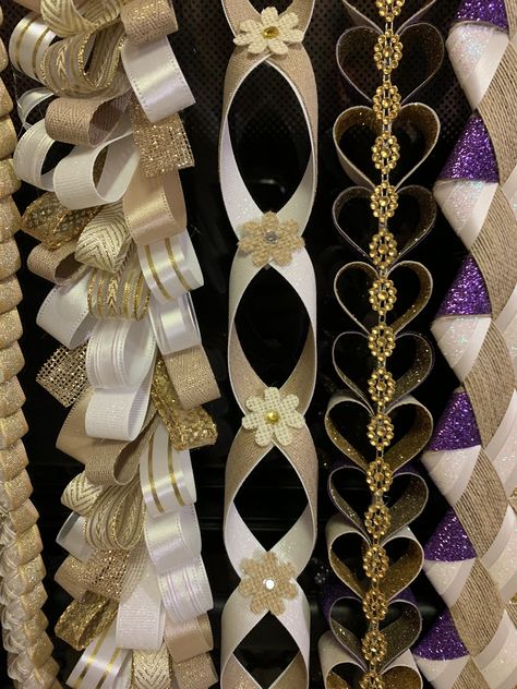 Cross Body Homecoming Mums, Mum Ribbon Ideas Diy, Hoco Mum Ideas, Mum Ribbons Diy, Home Coming Mum Ideas, Hoco Garter Ideas, Hoco Mums Ideas Sophomore, Homecoming Garters For Guys Diy, Mum Inspo Homecoming