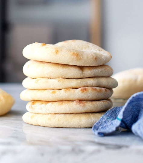 Homemade Pita Bread - Love and Lemons Easy Bread Dough, Pain Naan, Yeast Free Breads, Homemade Pita Bread, Homemade Pita, Pita Bread Recipe, Pita Recipes, Pain Pita, Homemade Buffalo Sauce