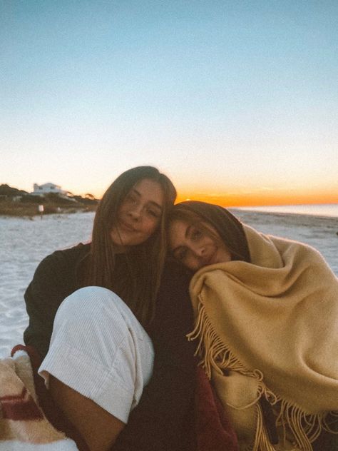 Ocean Pictures With Friends, Best Friends At The Beach Aesthetic, Sunrise Beach Aesthetic Friends, Bestie Beach Pics Picture Ideas, Beach Poses Instagram Friends, Best Friend Beach Aesthetic, Beach Pictures Besties, Poses For 2 Friends Beach, Sunrise At The Beach Pictures