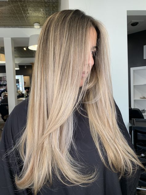 Blonde Balayage Beige, Dark To Light Blonde Balayage, Beige Blonde Hair Dark Roots, Baby Lights Beige, Beige Blonde Balayage Brunette, Dark Blonde To Light Blonde Balayage, Baby Lights Rubio, Baby Light Balayage, Straight Blonde Balayage