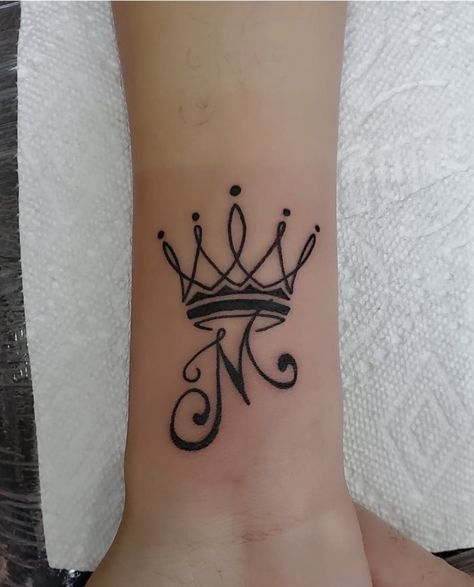 Queen Finger Tattoos For Women, Crown Finger Tattoos For Women, Leah Name Tattoo, Small Crown Tattoos For Women, Cool Tattoos With Meaning, Princess Crown Tattoos, Crown Finger Tattoo, Tiara Tattoo, Crown Tattoos For Women