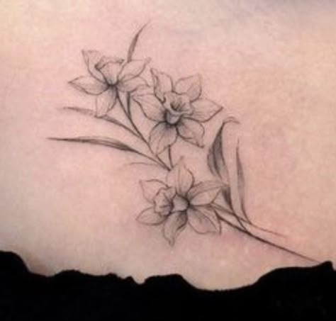 December Flower Tattoo, Narcissus Tattoo, Daffodil Flower Tattoos, Narcissus Flower Tattoos, Flower Hip Tattoos, Flor Tattoo, Daffodil Tattoo, Mom Tattoo Designs, Vine Tattoos