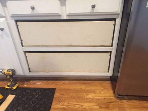 The double door base cabinet turned into a giant mess of pots and pans and Tupperware. I need a solution to make it more useable.This worked so well I did it in another project too. I removed the 2x doors and the half shelf that was in the back (useless shelf). There also was a pull out box on the bottom, but you had to open both doors to pull it out and items always fell out making it a challenge to get things. I added some side supports so I could attach the full extension sli… Chest Of Drawers Makeover, Upcycle Storage, Old Cabinet Doors, Kitchen Storage Space, Messy Kitchen, Old Drawers, Old Cabinets, Remodel Inspiration, Pots And Pans Sets