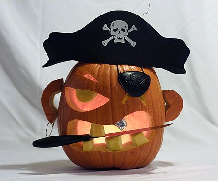 Pirate Jack-O-Lantern.   (I made one like this last year! It was pretty awesome) Pirate Pumpkin, Halloween Pumpkin Jack O Lantern, Creepy Pumpkin, Creative Pumpkin Carving, Casa Halloween, Pumpkin Carving Patterns, Pirate Halloween, Carved Pumpkin, Halloween Centerpiece