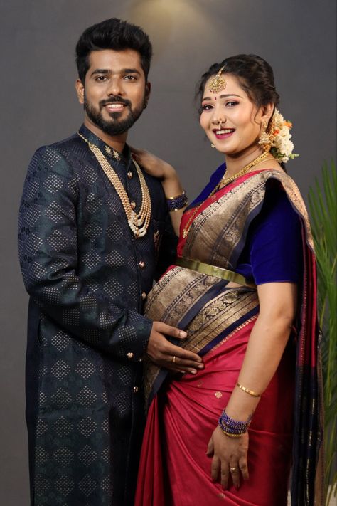 Srimantham Photoshoot Saree, Valakappu Saree, Srimantham Stills Photo, Srimantham Photoshoot, Seemantham Saree Ideas, Traditional Maternity Shoot, Shower Poses, Shower Couple, Maternity Gown Photography