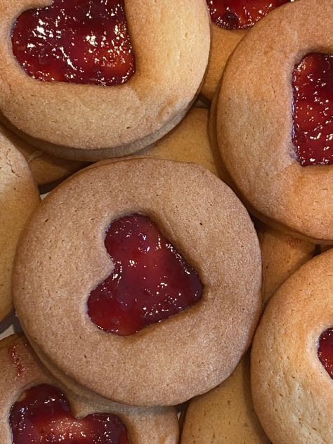 Heart Jam Cookies, Jam Biscuits, Cookies Heart, Bakers Gonna Bake, Types Of Desserts, Jam Cookies, Biscuit Bake, Easy Sugar Cookies, Cute Baking