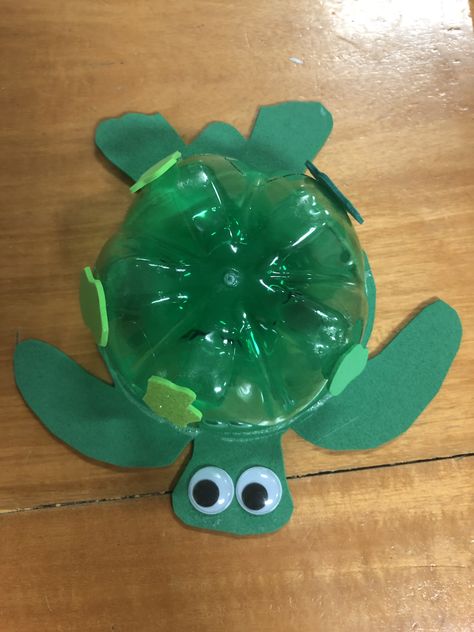 Plastik Recycling, Water Bottle Crafts, Under The Sea Decorations, Turtle Crafts, Plastic Bottle Flowers, Recycled Art Projects, Montessori Toddler Activities, Bible School Crafts, Science Activities For Kids