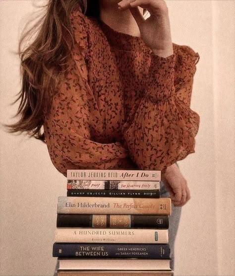 Cool Book Pictures, Book Pics For Instagram, How To Pose With Books, Books And Sneakers, Booktography Ideas, Selfies With Books Ideas, Book Photoshoot Aesthetic, Stack Of Books Photography, Posing With Books Photography