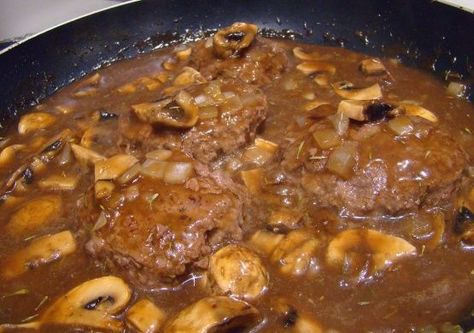 Taken from the Weight Watcher's Quick & Easy series, this recipe truly is and it's delicious! This is the only recipe that I enjoy mushrooms in and the kids love it too. Easy Salisbury Steak, Salisbury Steak Recipes, Weight Watcher Meals, Weight Watcher Dinners, Mushroom Gravy, Salisbury Steak, Low Cal Recipes, Weight Watcher Recipes, Wild Game