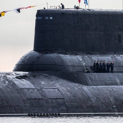 Russian Navy 🇷🇺 The Typhoon class nuclear-powered ballistic missile submarine. The largest submarines ever built. Tag your friends 👥 📸By… Largest Submarine, Russian Submarine, Nuclear Submarine, Yellow Submarine, Nuclear Power, Navy Ships, Ancient History, Water Crafts, Sailing Ships