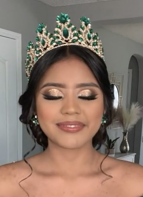 Makeup Inspo Quince, Brown Eye Makeup Quince, Makeup Looks Quinceanera Gold, Gold Dama Makeup, Quince Makeup Green Dress, Beige Quince Makeup, Emerald Green Xv Makeup, Gold Makeup Looks Quinceanera, Makeup Ideas Natural Quince