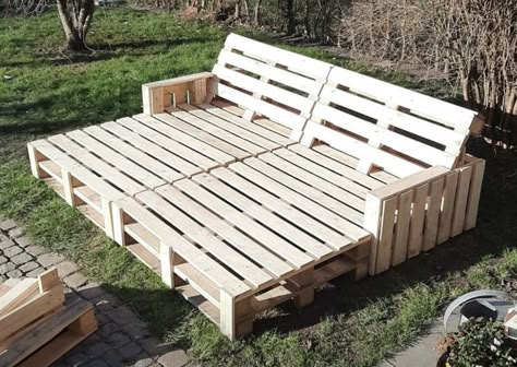 Pallet Bed Outdoor, Outside Pallet Furniture, Patio Decorating Ideas Apartment, Z Palette, Pallet Garden Furniture, Pallet Patio Furniture, Pallet Patio, Apartment Patio Decor, Pallet Outdoor