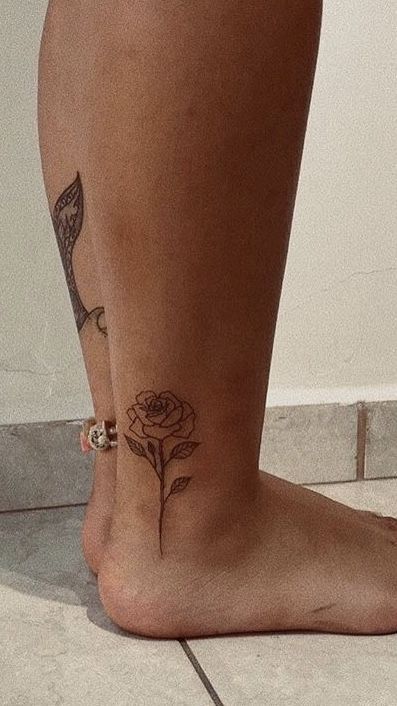 Ankle Tattoo Black Women, Ancle Tatoos Woman, Tattoo Black Women, Feminine Arm Tattoos, Memorial Tattoo Ideas, Biblical Tattoos, Tattoo Foot, Phrase Tattoos, Tattoos For Black Skin