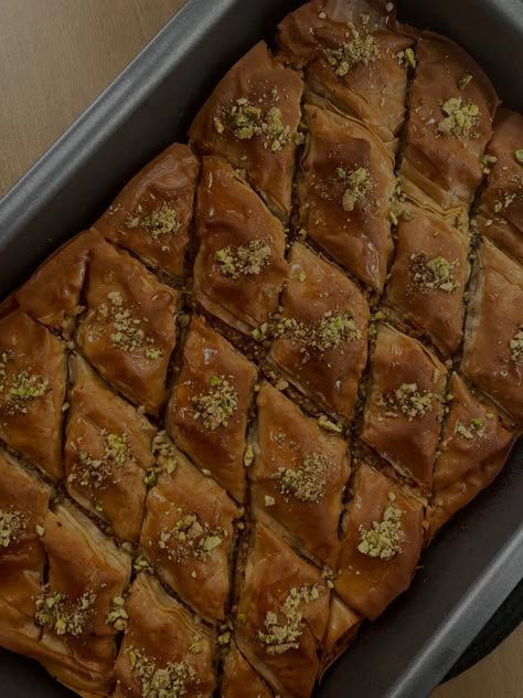 Knafeh Aesthetic, Iftar Aesthetic, Baklava Aesthetic, Ramadan Food Ideas, Dinner Night Aesthetic, Arabian Dessert, Ramadan Dinner, Easy Ramadan Recipes, Iftar Ideas