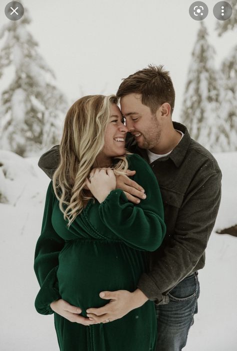 Early Winter Maternity Photos, Unique Maternity Pictures Winter, Cute Winter Maternity Pictures, Christmas Card Maternity Pictures, Maternity Photography Outside Winter, Diy Maternity Photos Winter, Snowy Maternity Shoot, Maternity Photography January, Maternity Photography In Winter