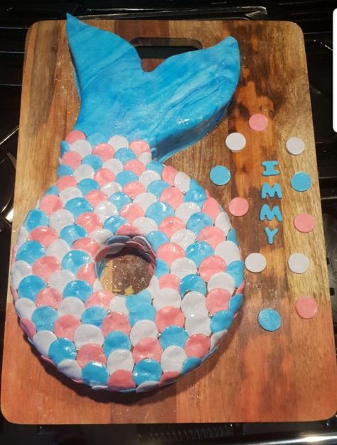 Sponge cake in the shape of a 6 with a mermaid tail to finish. 6 Mermaid Cake, Mermaid Tail Cake, Birthday Mermaid, Cake Hacks, Mermaid Cakes, Number Cakes, Number 6, Sponge Cake, Mermaid Party