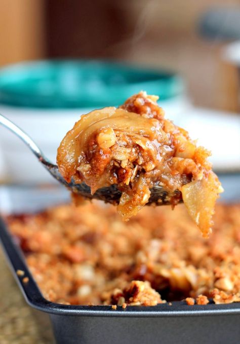 The BEST apple crisp you'll ever have, with brown butter, vanilla bean and a splash of bourbon! Perfect for holidays and enjoying in the fall. Healthy Apple Crisp Recipe, Gooey Desserts, The Best Apple Crisp, Apple Crisp Recipe Healthy, Apple Crisp Pie, Fall Desserts Apple, Apple Crisp Cheesecake, Dehydrated Apples, Healthy Apple Crisp