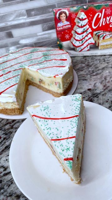 Christmas Tree Cake Cheesecake, Christmas Tree Cheesecake, Christmas Fudge Recipes Easy, Little Debbie Snack Cakes, Treats Christmas, Christmas Fudge, Cake Cheesecake, Fudge Recipes Easy, Tree Cake