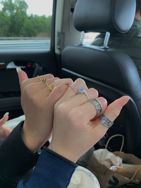 Matching Rings Aesthetic Friends, Matching Rings Best Friends, Matching Friend Jewelry, Friendship Jewelry Aesthetic, Friendship Rings Aesthetic, Best Friend Jewelry Aesthetic, Bff Rings For 2 Aesthetic, Matching Friendship Rings, Matching Jewelry Best Friends Aesthetic