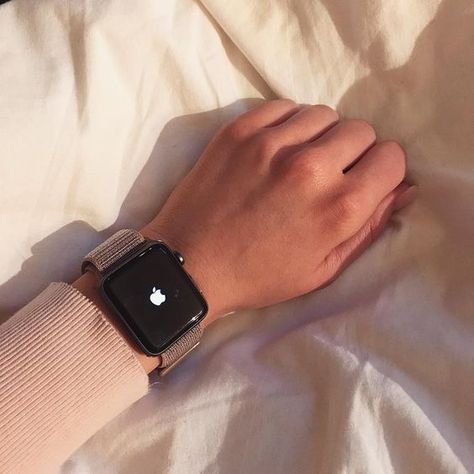 Apple Watch Inspiration, Apple Watch Aesthetic, Apple Smartwatch, Apple Watch Fashion, Smart Watch Apple, Mode Chanel, Apple Watch 42mm, Smartwatch Women, Apple Apple