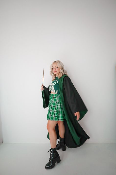 DIY Harry Potter Halloween Costume Ideas Inspired by the Four Hogwarts Houses - Rach Martino Harry Potter Houses Costumes, Group Harry Potter Costume Ideas, Harry Potter Inspired Costumes, Hogwarts Costume Women, Diy Harry Potter Costume Women, Slytherin Costume Women, Harry Potter Dress Up Ideas, Harry Potter Costume Ideas For Women, Harry Potter Diy Costumes