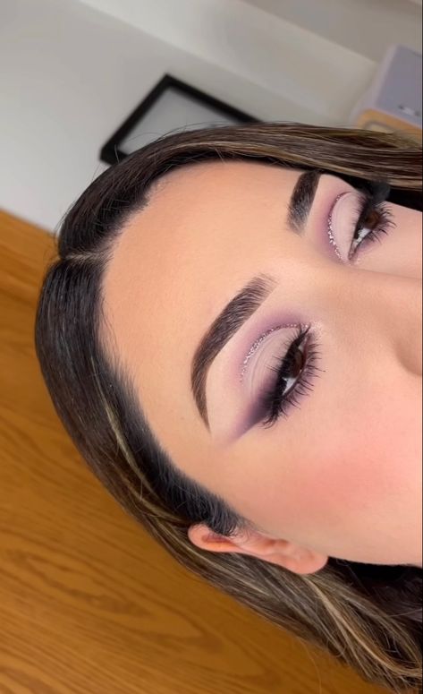 15 Makeup Looks Lilac, Makeup Looks For Prom Purple Dress, Bridal Makeup Lavender, Lilac Prom Dress Makeup, Dark Purple Dress Makeup Ideas, Wedding Makeup For Purple Dress, Lavander Makeup For Quince, Light Lavender Makeup, Makeup For Violet Dress