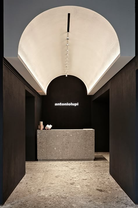 FRAME | A showroom that brings the architecture of Turkish baths to Milan Showroom Ceiling Design, Cool Ceiling Ideas, Wall With Frames, Architecture Ceiling, Bath Showroom, Turkish Baths, Interior Ceiling Design, Reception Counter, Cove Lighting