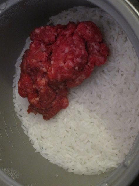 A Meal From a Rice Cooker : 9 Steps (with Pictures) - Instructables Aroma Rice Cooker Recipes, One Pot Rice Cooker Meals, Rice Cooker Recipes Easy, Rice Maker Recipes, Rice Cooker Meals, Multicooker Recipes, Aroma Rice Cooker, How To Cook Hamburgers, Student Residence