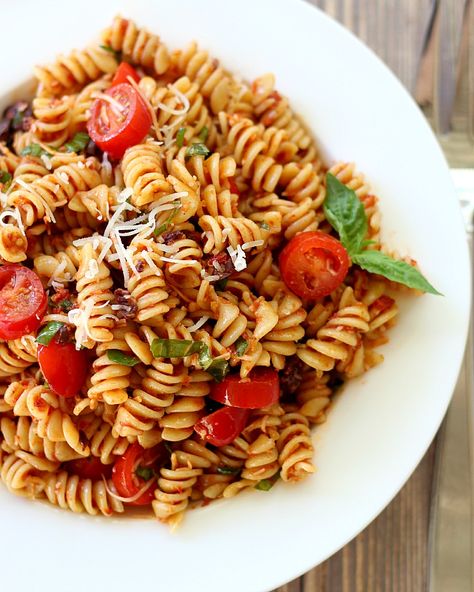 Pasta Salad with Sun-Dried Tomatoes, Basil and Parmesan Cheese, featuring fresh herbs, tomatoes and kalamata olives. Lots of Parmesan, of course! Sundried Tomato Recipes, Basil Pasta Salad, Sun Dried Tomato Pasta, Tomato Pasta Salad, Cold Pasta Salad Recipes, Pasta Salad Dressing, Resep Salad, Basil Pasta, Salad Recipes Video