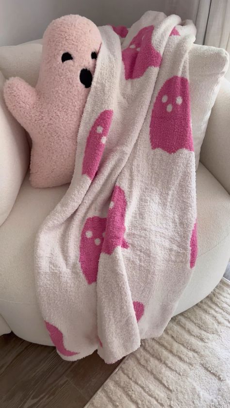 Pink Halloween Living Room, Halloween Pink Aesthetic, Blanket Ghost Aesthetic, Pink Halloween Room Decor, Pink Ghost Blanket Homegoods, Ghost Throw Blanket, Hallooween Blanket, Halloween Bedding, Pink Goth