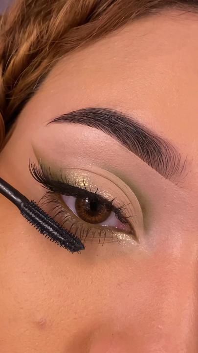 Green Eyeshadow Looks Natural, Green And Gold Makeup Looks Simple, Make Up Green Dress Ideas, Simple Eyeshadow For Green Eyes, Sage Eyeshadow Looks, Green Look Makeup, Sage Green Eyeshadow Looks, Quinceanera Makeup Sage Green, Natural Green Makeup