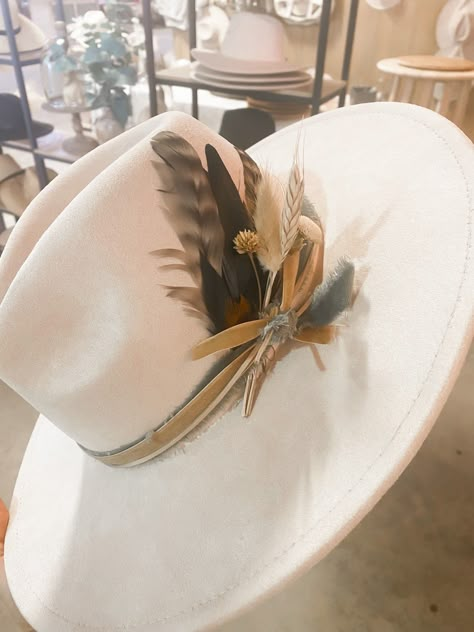 Custom Concert Hat - Etsy Hats With Cowboy Boots, White Western Hat, Decorated Western Hat, Customized Cowgirl Hats, Cowboy Hat Accessories, Cream Hat Outfit, Felt Hat Designs, White Fedora Hat Outfit, Diy Cowgirl Hat Ideas