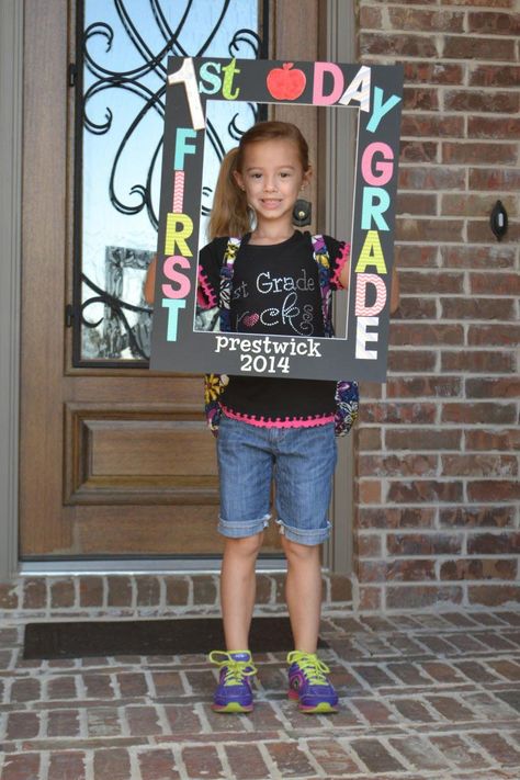 Back to school - first day photo frame First Day First Grade, First Day Of School Poster, School Photo Frames, School Picture Frames, First Day Of School Pictures, School Pics, School Picture, School Frame, First Day School